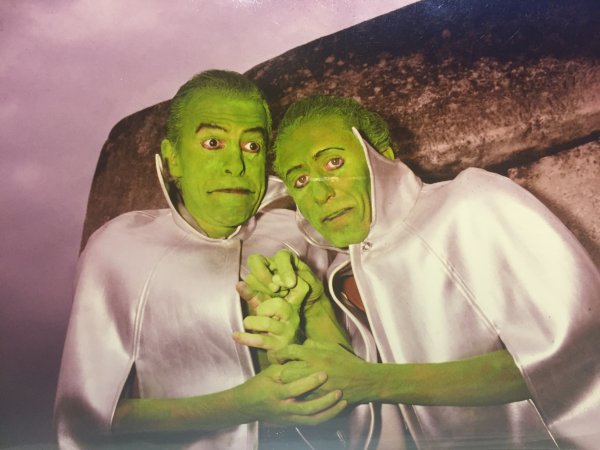 toni hollander und tony rei als gruene maennchen